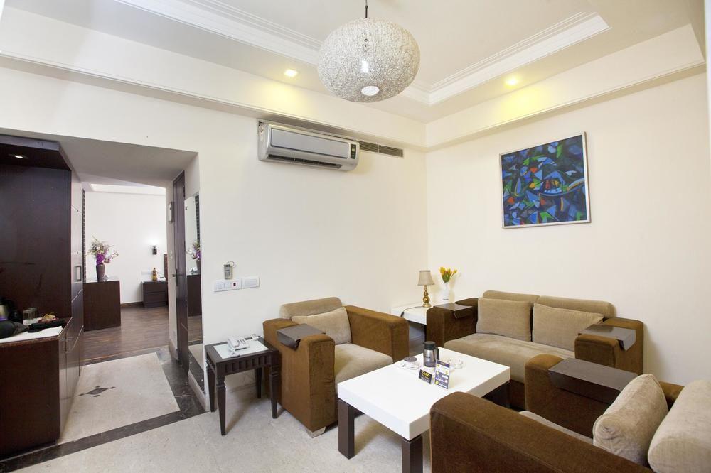 Oyo Premium Sikandarpur Metro 2 