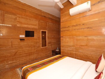 Oyo 3415 Hotel Heera Court Guestroom