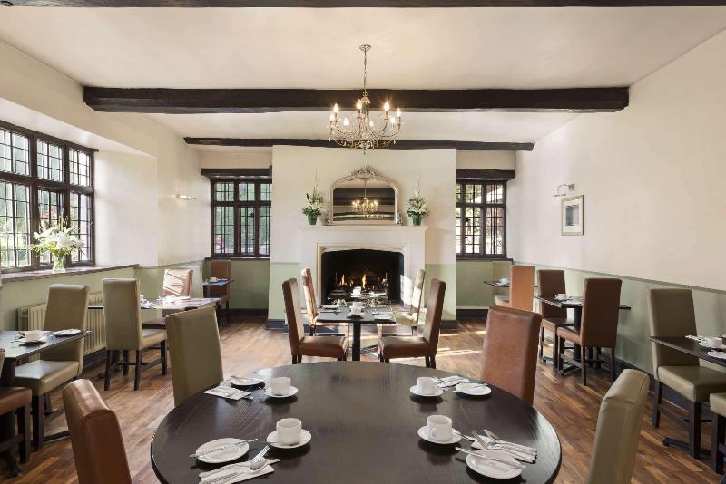 Ramada Resort Cwrt Bleddyn Hotel & Spa (رامادا ریزورت كورت بلدین هتل و اسپا) Restaurant