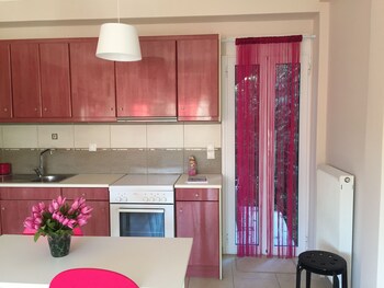 Suburban Deluxe Lodging & Retreat In-Room Kitchen