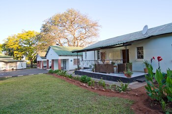 Mose Street Apartments Hotel Front