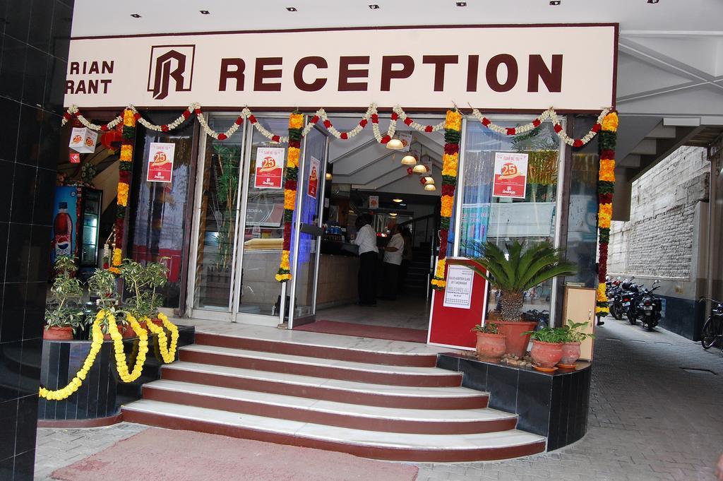 Sri Janakiram Hotels (اسری جاناكیرام هتل) 