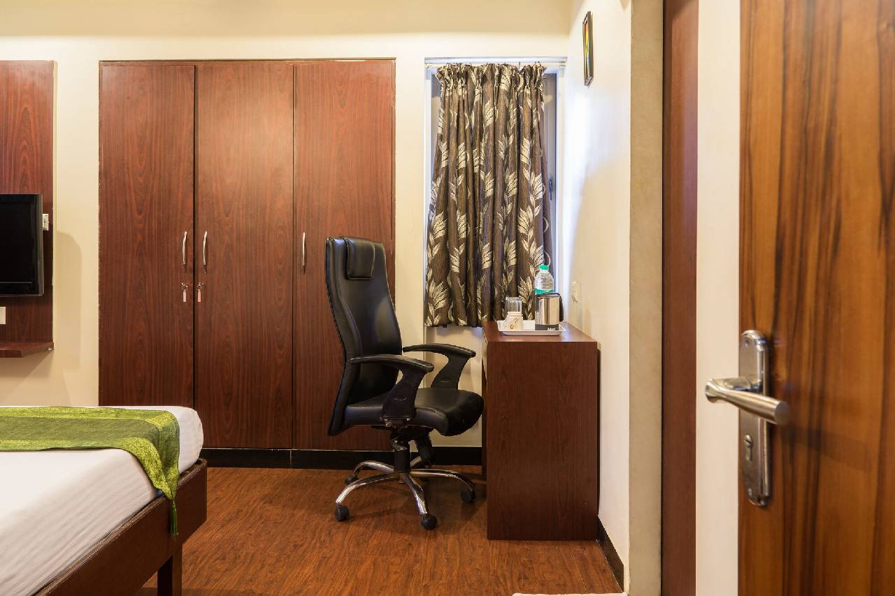 Treebo Seven Apartments Worli Guestroom