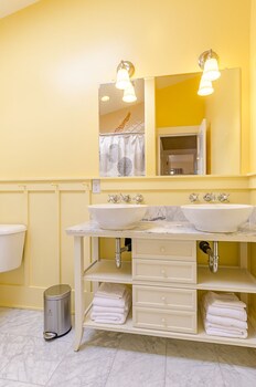 6 Luxurious 6br Seattle Home Bathroom