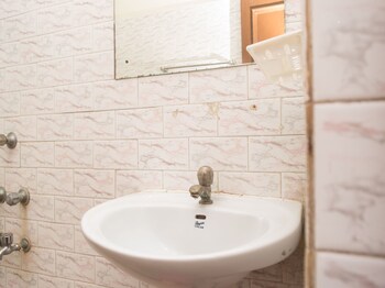 Oyo 6477 Guest Accomodation Fe 173 Bathroom