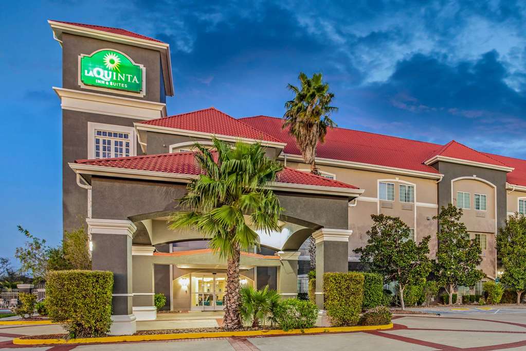 La Quinta Inn & Suites by Wyndham Corpus Christi Northwest - photo 3