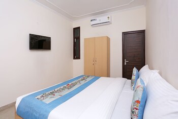 Oyo 9381 Near Dlf Cyber City Guestroom