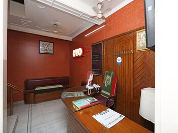 Oyo 14390 Hotel Samrat Reception