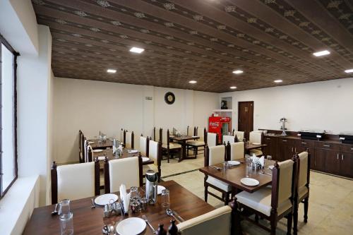 Oyo 8989 Hotel Raj 