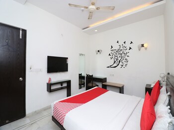 Oyo 22833 Laalmati Castle Guestroom
