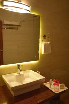 One Hotels Jim Corbett Guestroom