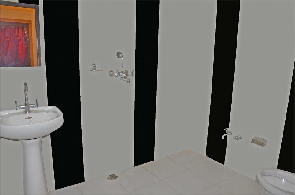 Hotel Marina Mahal Bathroom