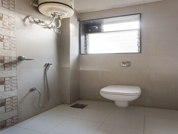 Oyo 10389 Latanand Residency (اویو ۱۰۳۸۹ لاتاناند رسیدنكی) Bathroom