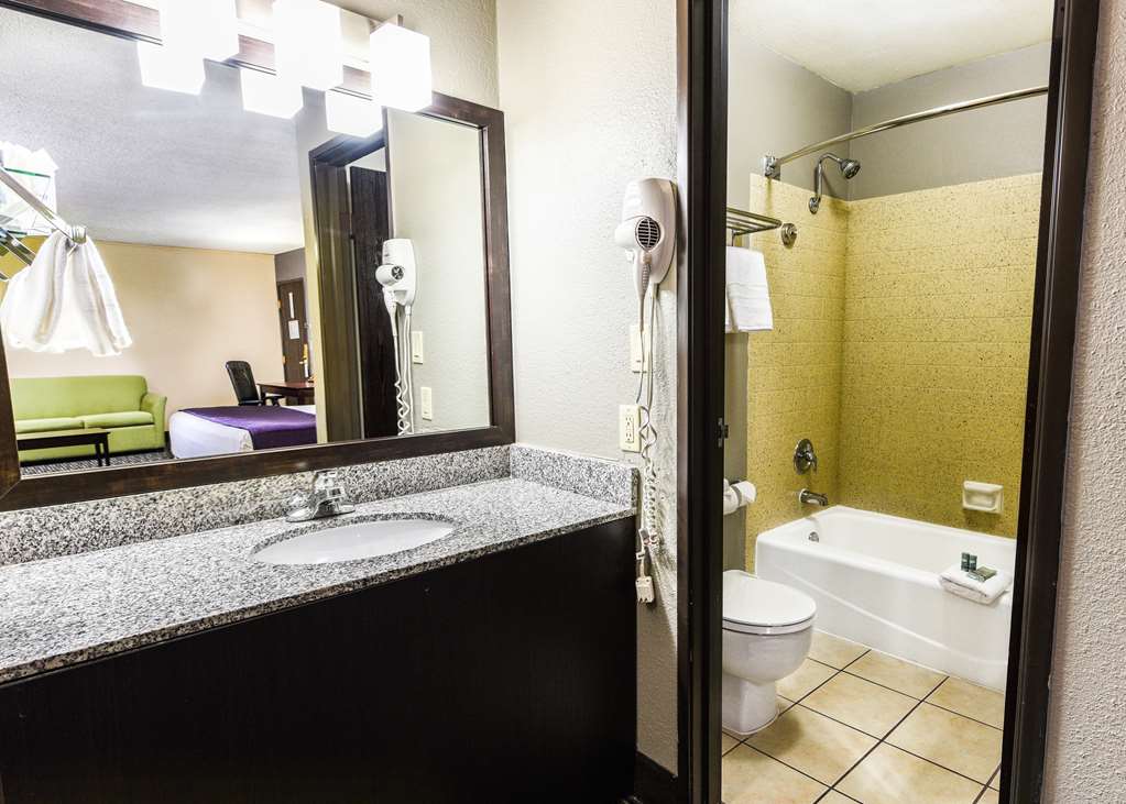 Best Western Mccarran Inn Guest Bathroom