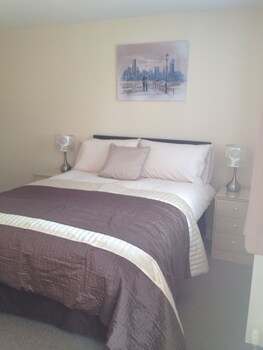 Newent Golf Club And Lodges Guestroom