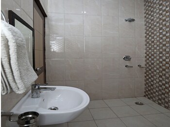 Hotel Redisston @ Noida Bathroom