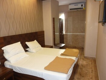 Hotel Regal Palace Guestroom