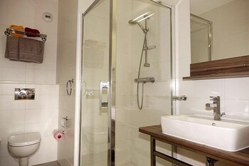 Le Relais Renaissance Bathroom