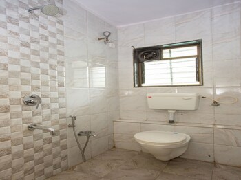 Oyo 12260 Traveler's Inn Bathroom