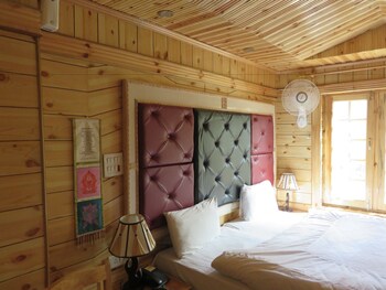 Hotel Nezer Holiday Inn (هتل نزر هالیدی این) Living Room