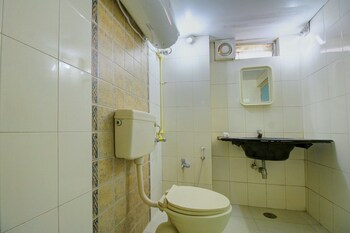 Oyo 10068 Hotel Rathna Bathroom