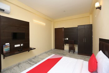 Oyo 16562 Flagship Sector 11 Guestroom