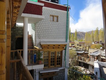 Hotel Nezer Holiday Inn (هتل نزر هالیدی این) Exterior