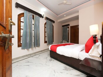 Oyo 14390 Hotel Samrat Guestroom