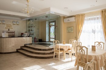 Rus Hotel Breakfast Area