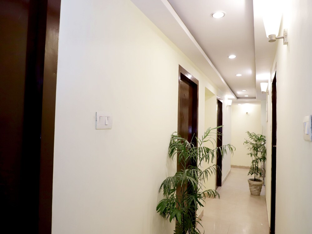 Oyo 9945 Hotel R Inn Lobby