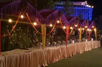 Anand Corbett Aamod Resort And Spa Restaurant