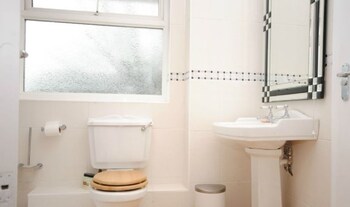 Annies Cottage Emsworth 400255 Bathroom