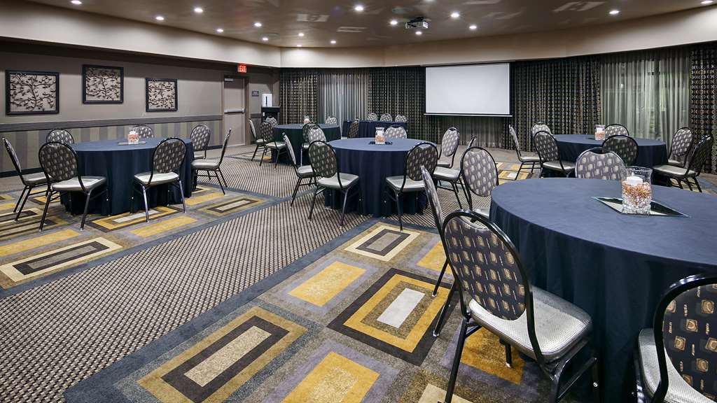 Best Western Premier Crown Chase Inn & Suites Atrea Hall can host banquets for up to 105 guests.