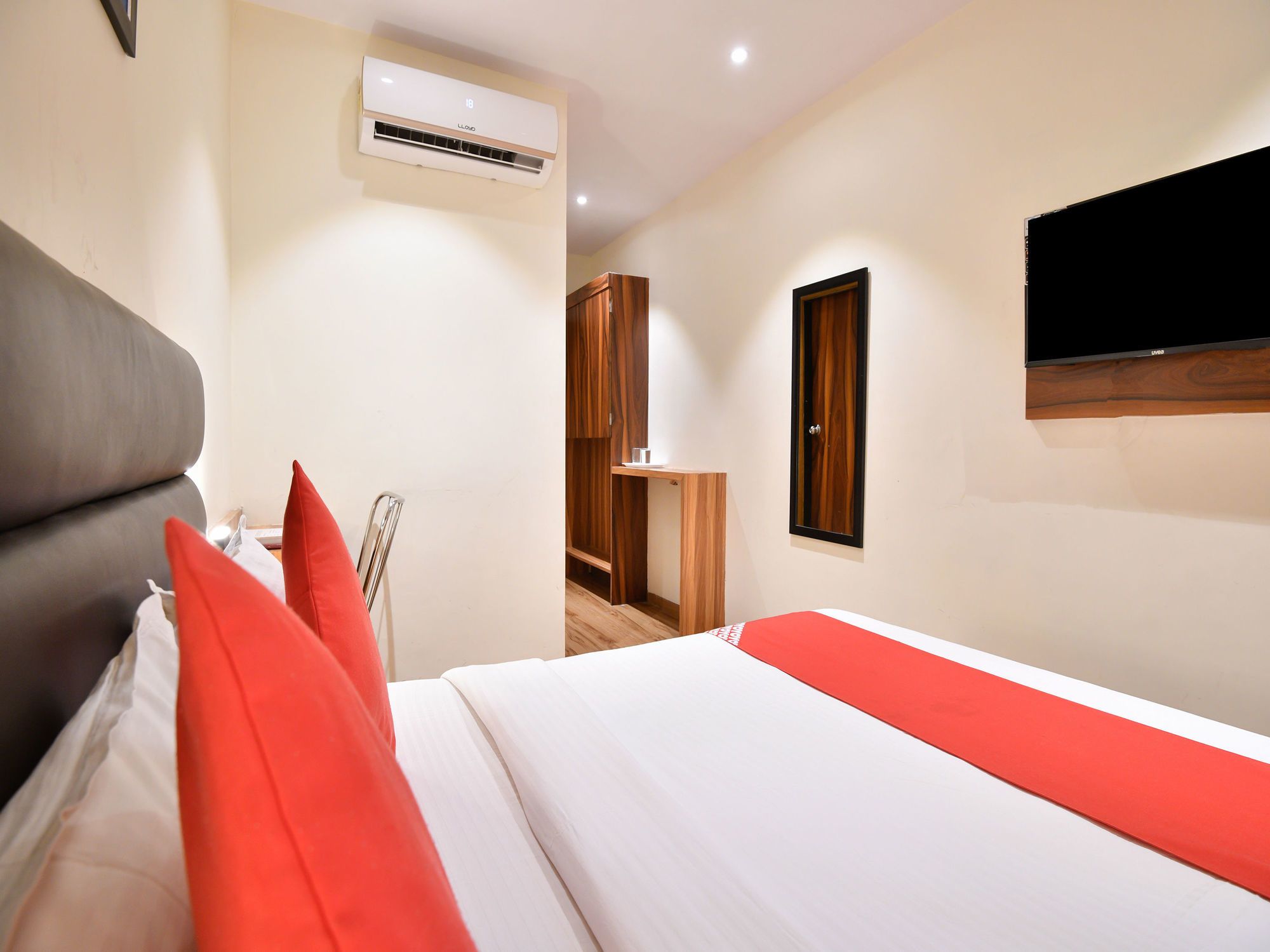 Oyo 15535 Deluxe Residency 