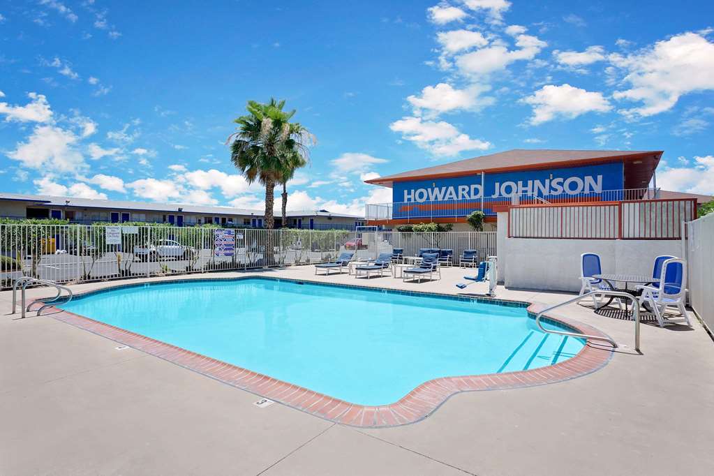 Howard Johnson By Wyndham Las Vegas Near The Strip Pool view