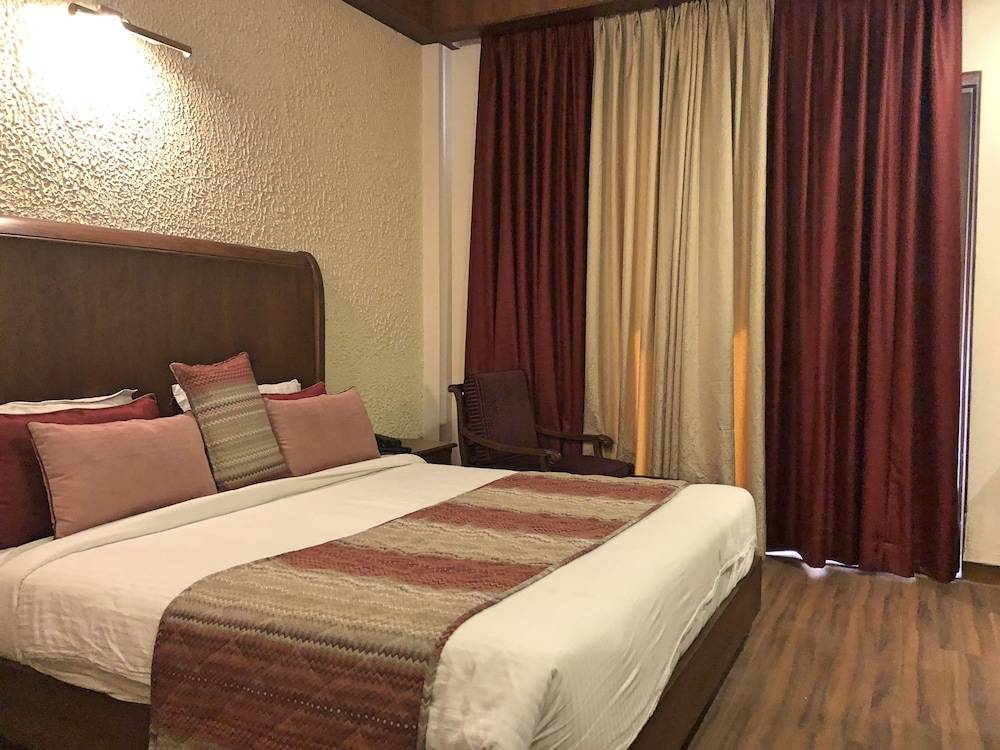Iris Resort And Spa Guestroom