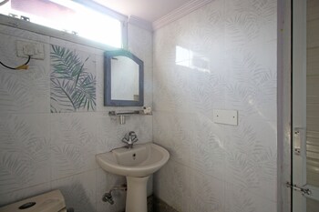Oyo 7147 Hotel Madhur Regency Bathroom