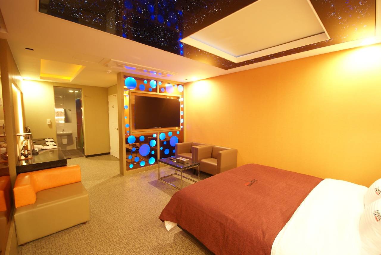 Ava Hotel Changwon (آوا هتل چانگوون) 