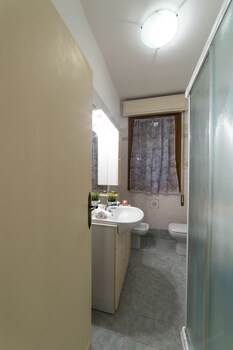 Isa Apartment 3 Bathroom