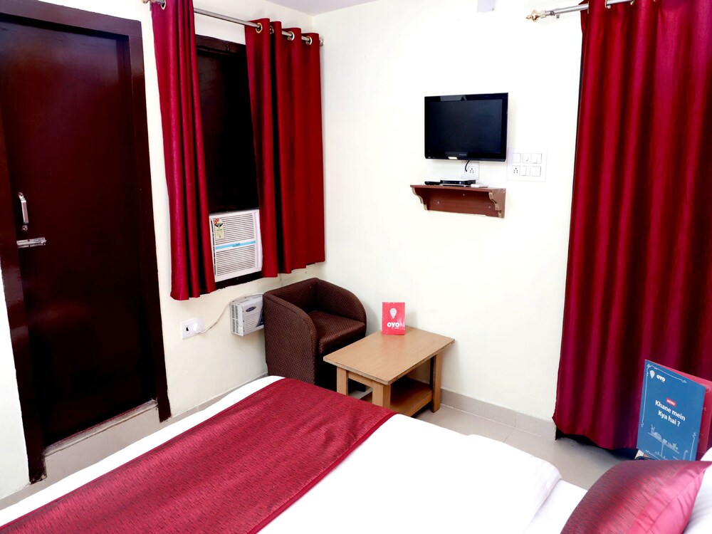 Oyo 9945 Hotel R Inn Guestroom