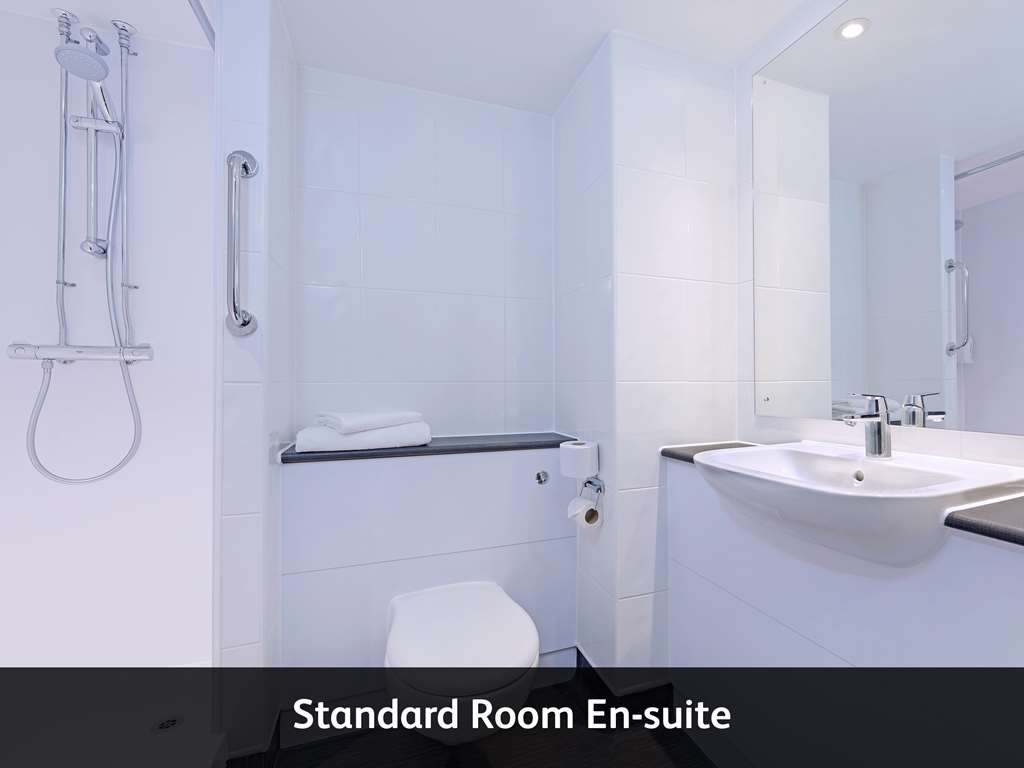 Travelodge Gatwick Airport Central Bathroom PLUS