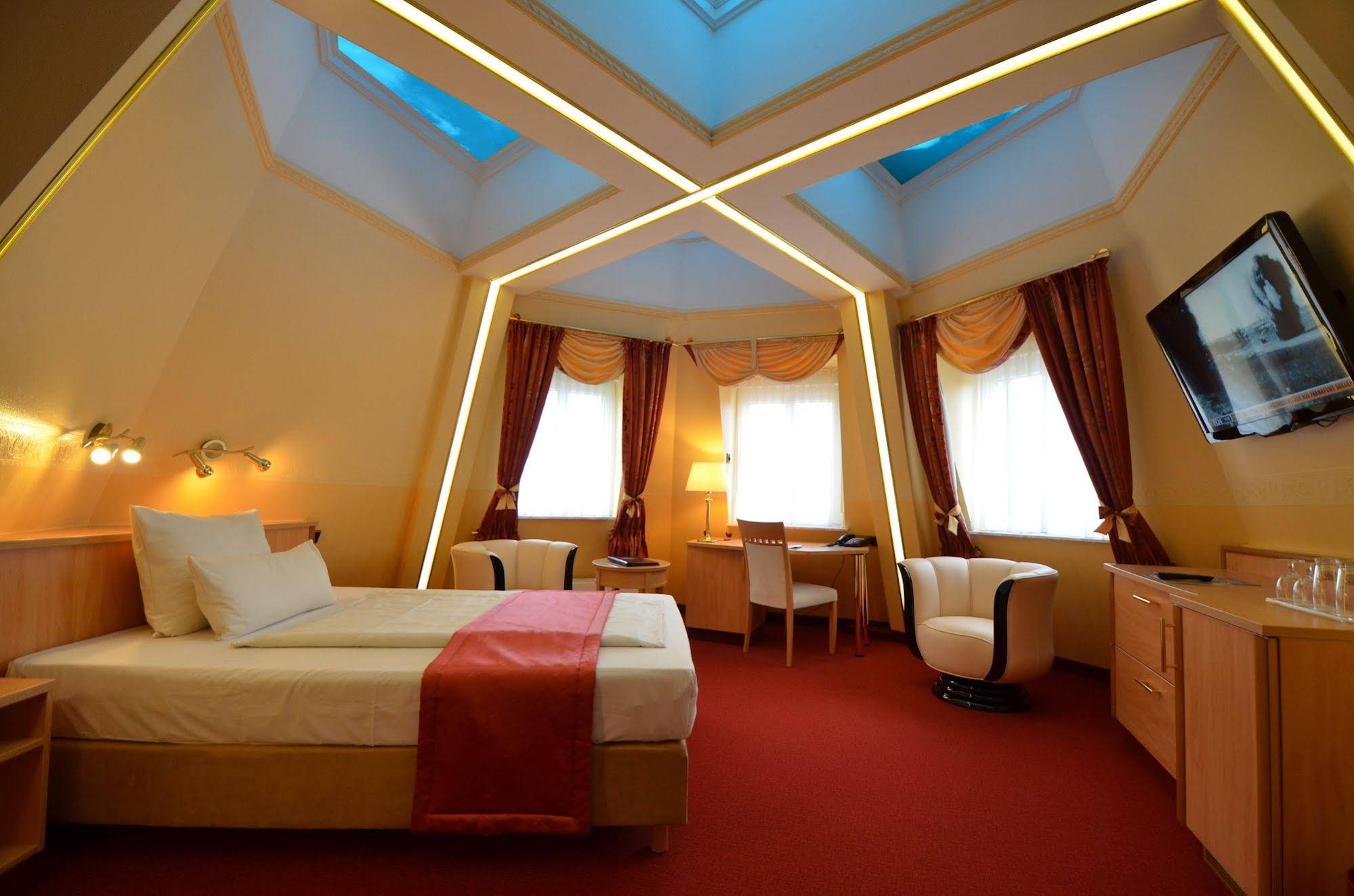 Hotel Mack (هتل ماک) 