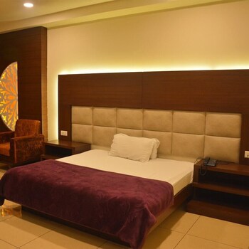 Hotel Ashish Continental Guestroom