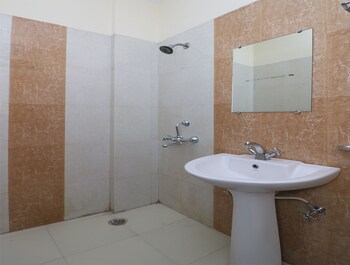 Oyo 9844 Hotel Hill View Bathroom