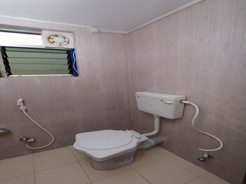 Oyo 13485 Hotel New Jasmine Bathroom