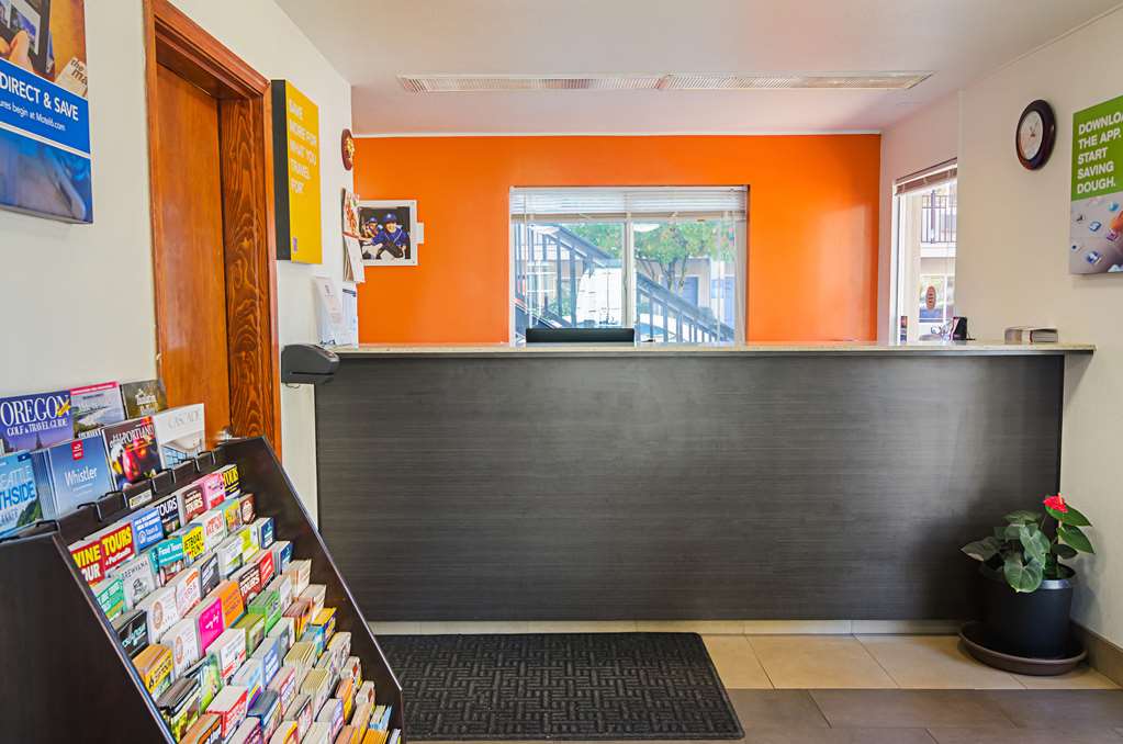 Motel 6 Portland Downtown Convention Center lobby