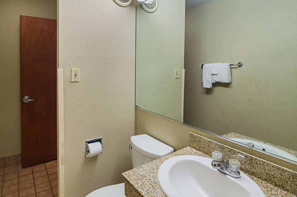 Motel 6 Portland Downtown Convention Center bathroom