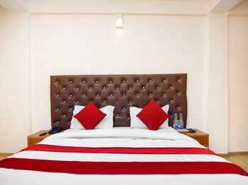 Oyo 11388 Hotel Dimbir Regency Guestroom