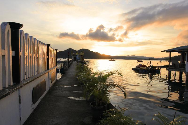 Amphibi Ko Resort 