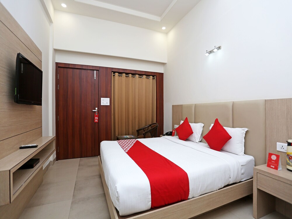 Oyo 16768 Hotel Lotus Grand Featured Image